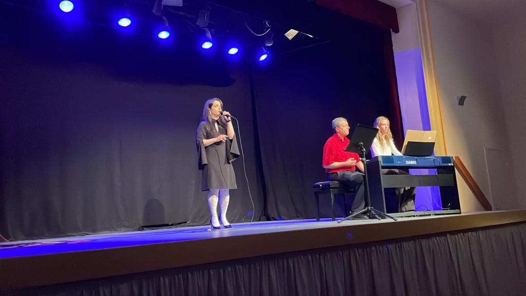 Performing "Bridges" by ALIKA with Linda Mangold.